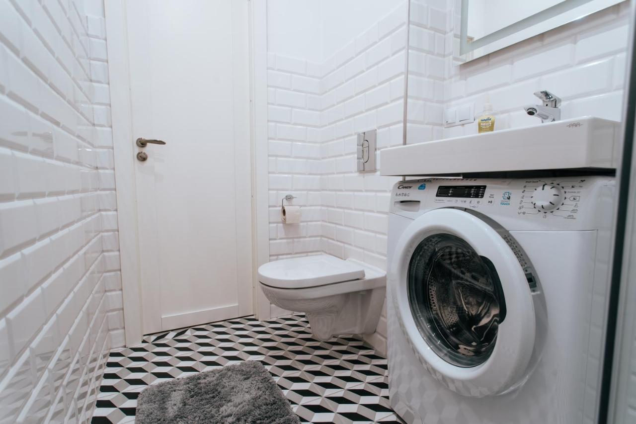 Stylish Latvian-Style Studio Apartment Near City Center, Parks, Cafes & Public Transit Riga Luaran gambar